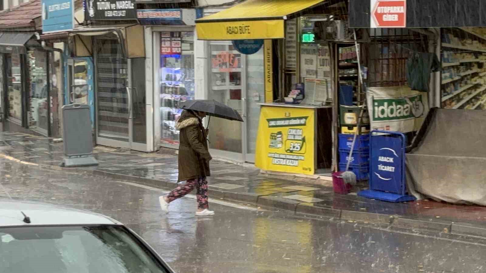 Bolu’da sağanak hayatı felç etti
