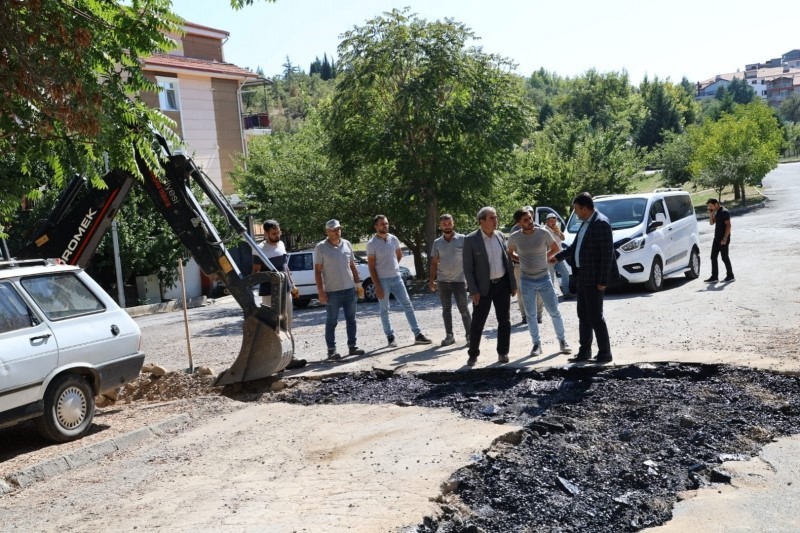 Gediz’de asfalt çalışmaları devam ediyor
