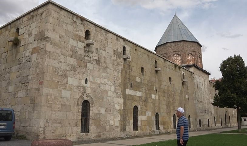 Önünden binlerce kişi geçiyor, yüzlercesi o kabrin Selçuklu sultanına ait olduğu bilmiyor
