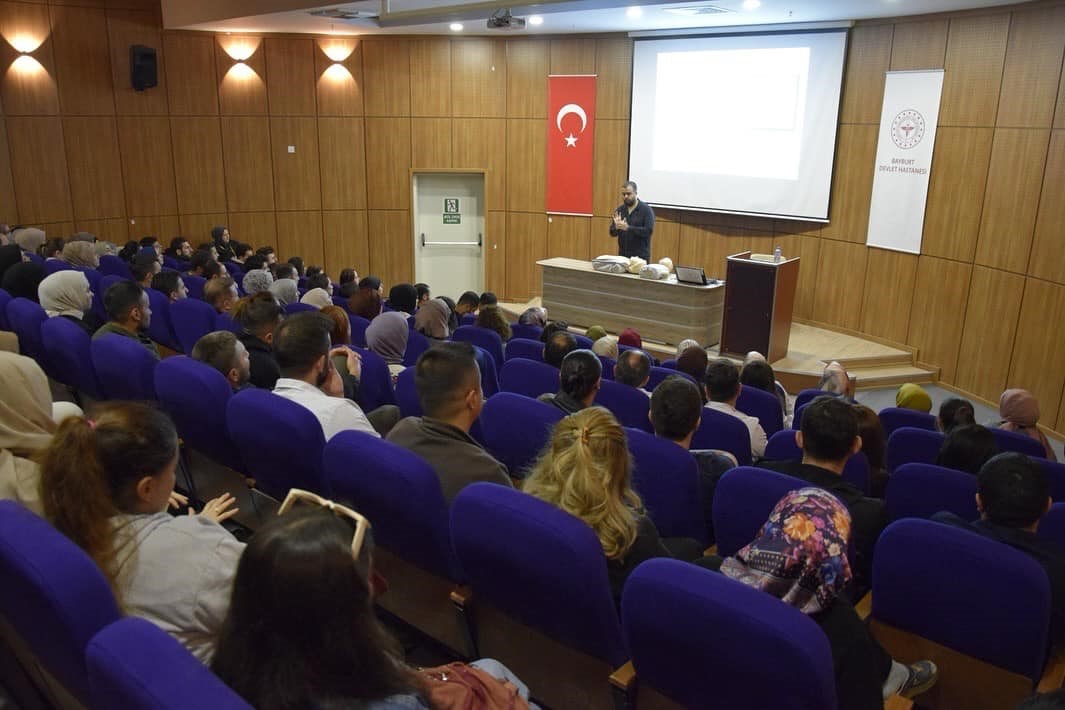 Bayburt’ta sağlık çalışanlarına yaşam destek eğitimi verildi
