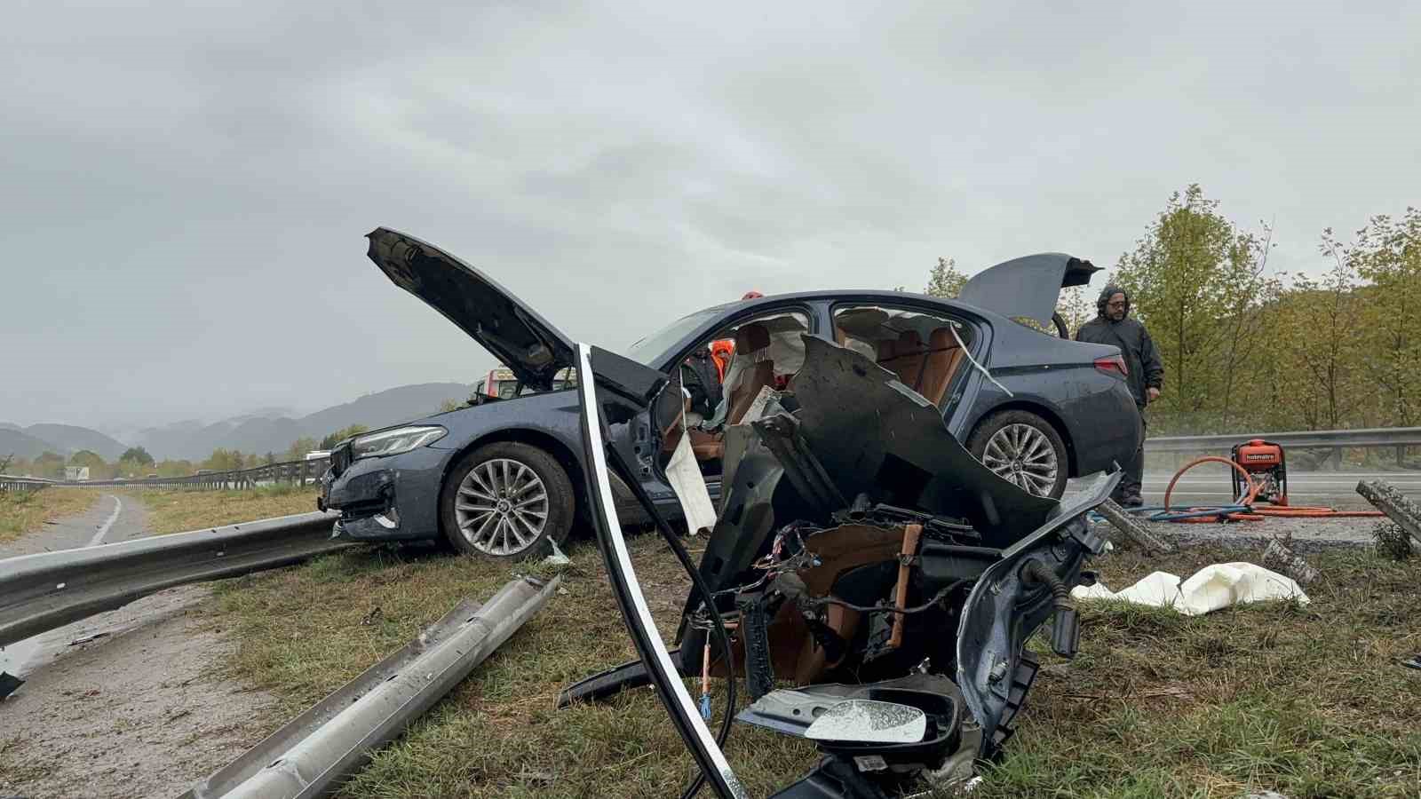 Otoyolda bariyerleri yerinden söken lüks otomobil hurdaya döndü: 2 yaralı
