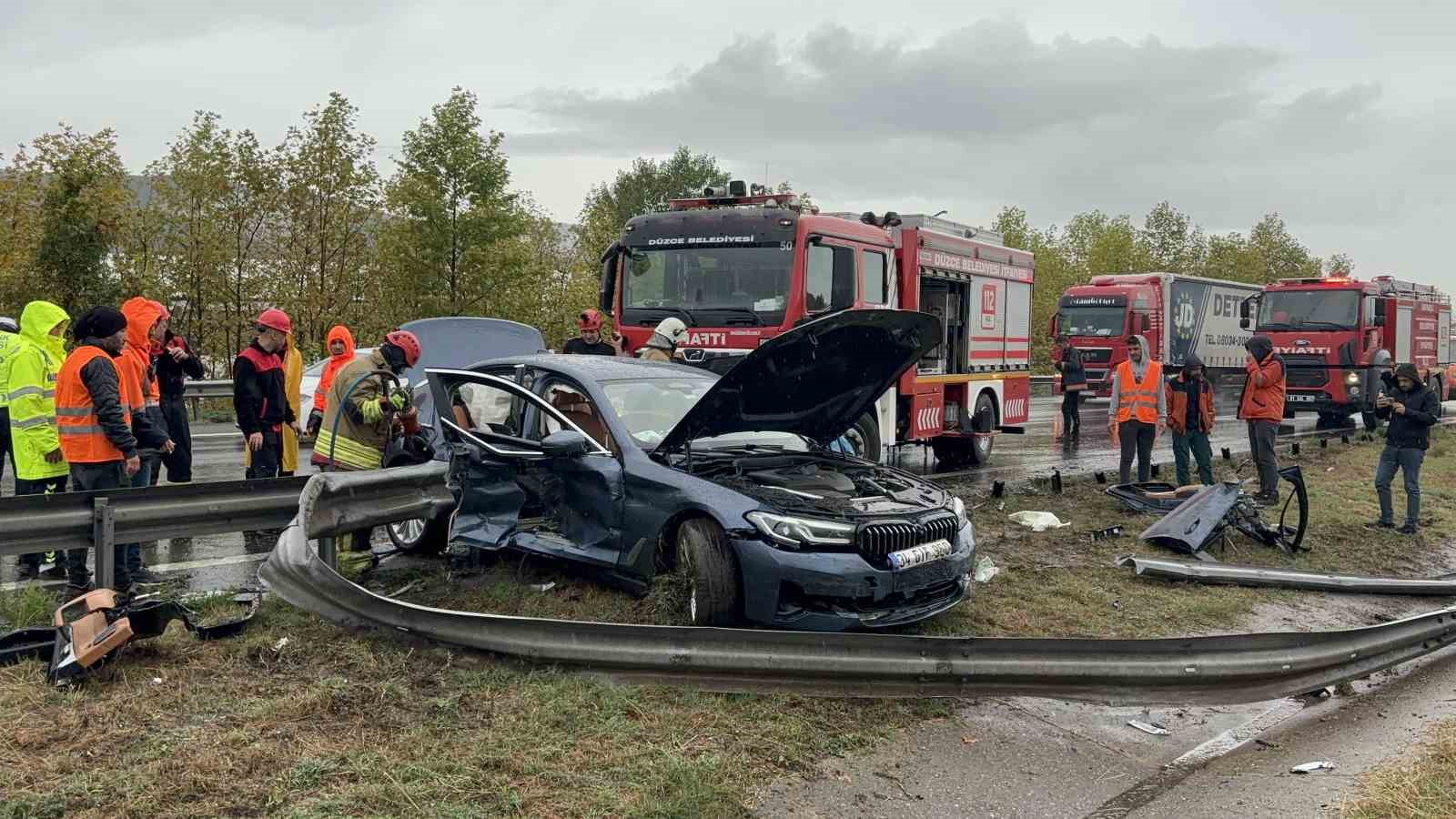 Otoyolda bariyerleri yerinden söken lüks otomobil hurdaya döndü: 2 yaralı
