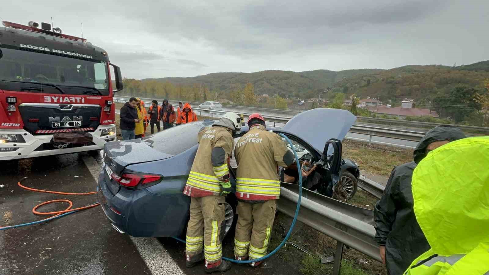 Otoyolda bariyerleri yerinden söken lüks otomobil hurdaya döndü: 2 yaralı
