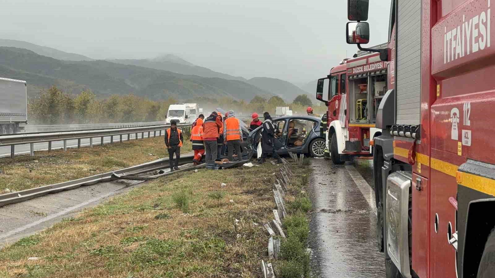 Otoyolda bariyerleri yerinden söken lüks otomobil hurdaya döndü: 2 yaralı
