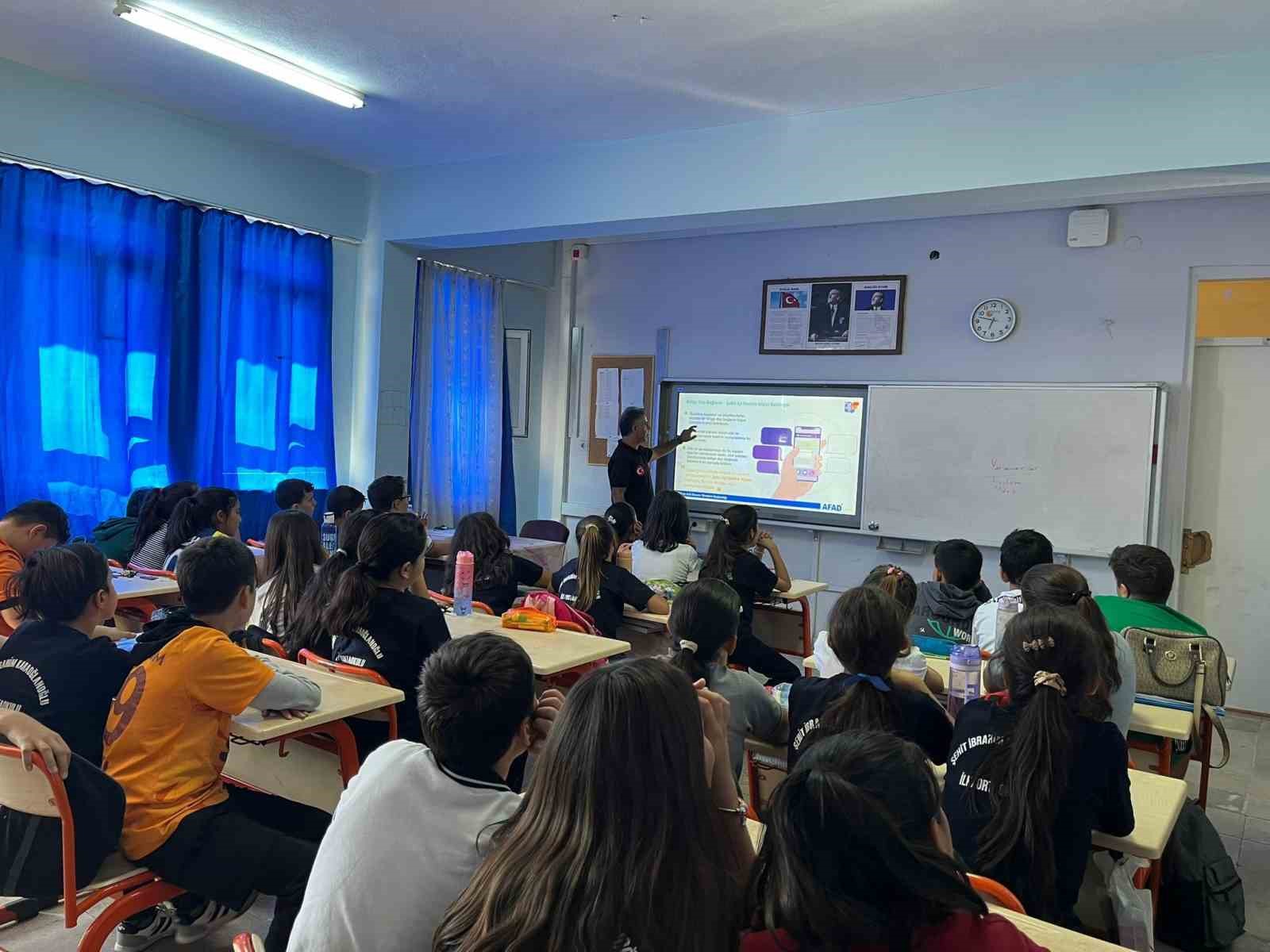 Muğla’da öğrenci ve öğretmenlere afet farkındalık eğitimi verildi
