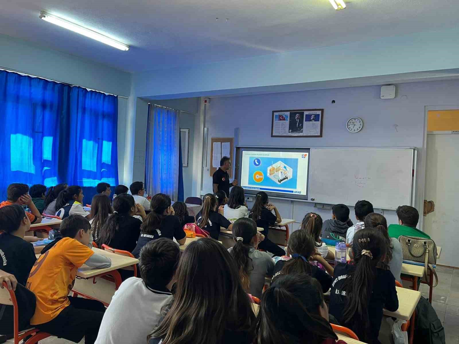 Muğla’da öğrenci ve öğretmenlere afet farkındalık eğitimi verildi
