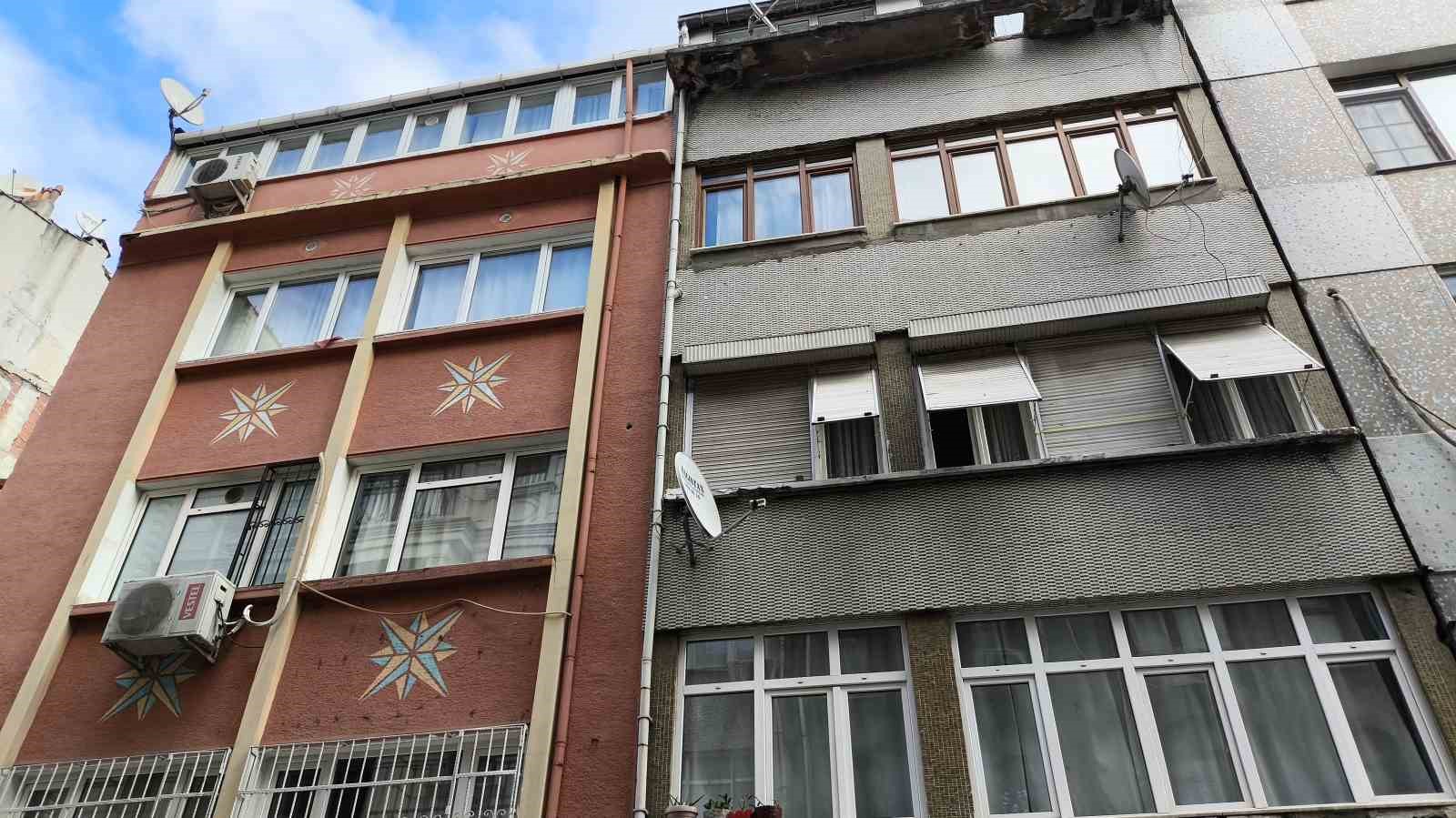 Fatih’te temel kazısı sırasında 4 katlı apartmanın duvarı yıkıldı, bitişiğindeki bina yan yattı
