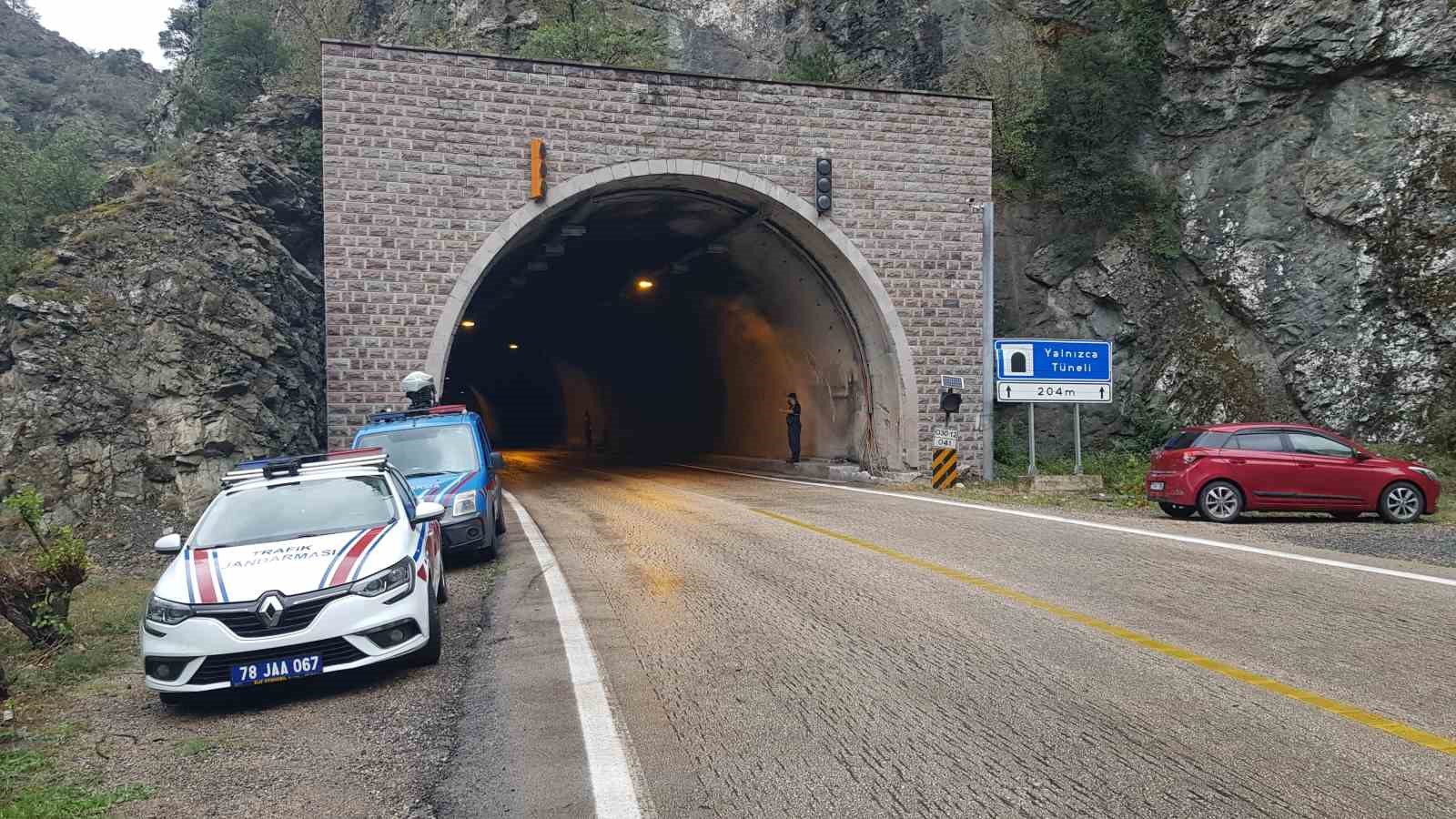 Kaza ihbarına giden AFAD ekibinin aracı devrildi: 2 yaralı
