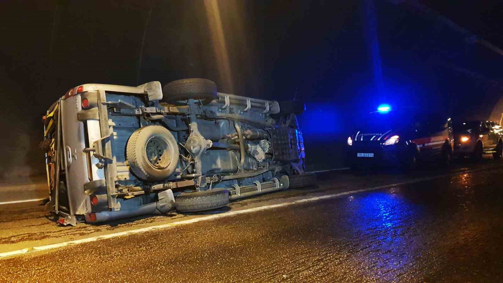 Kaza ihbarına giden AFAD ekibinin aracı devrildi: 2 yaralı
