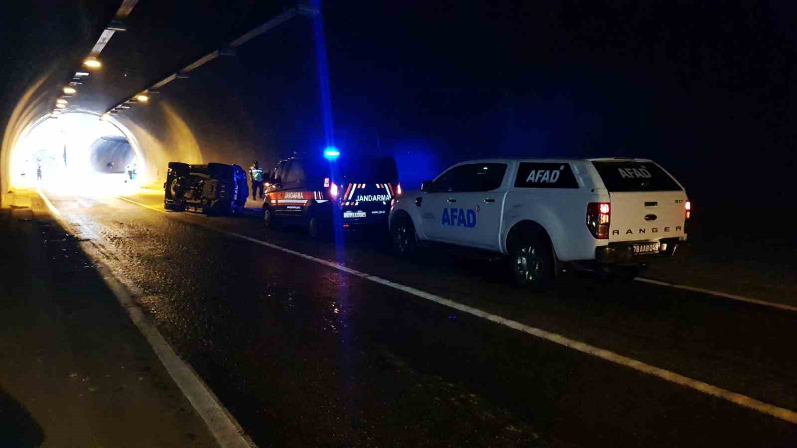 Kaza ihbarına giden AFAD ekibinin aracı devrildi: 2 yaralı
