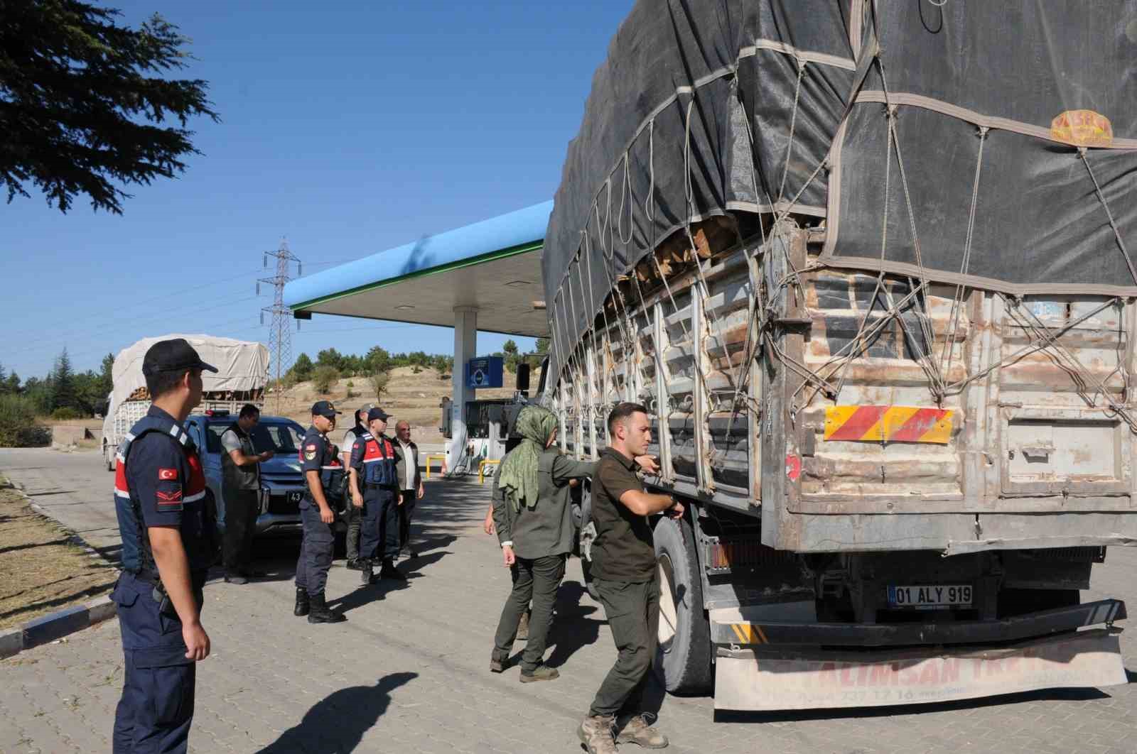 Kütahya’da orman emvali taşıyan araçlar kontrol edildi
