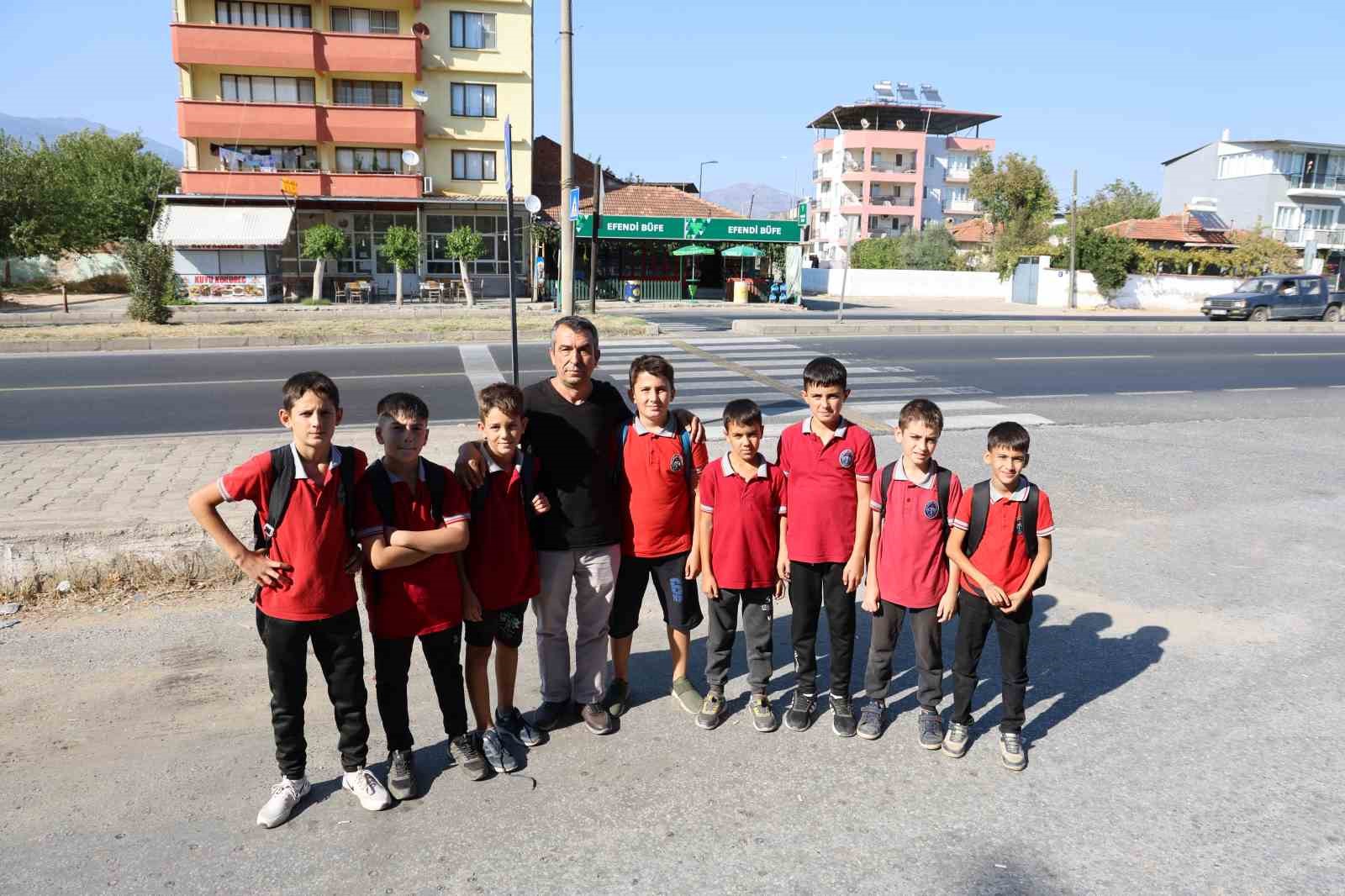 Bu mahallede okula giden çocuklar ve aileleri diken üstünde kalıyor
