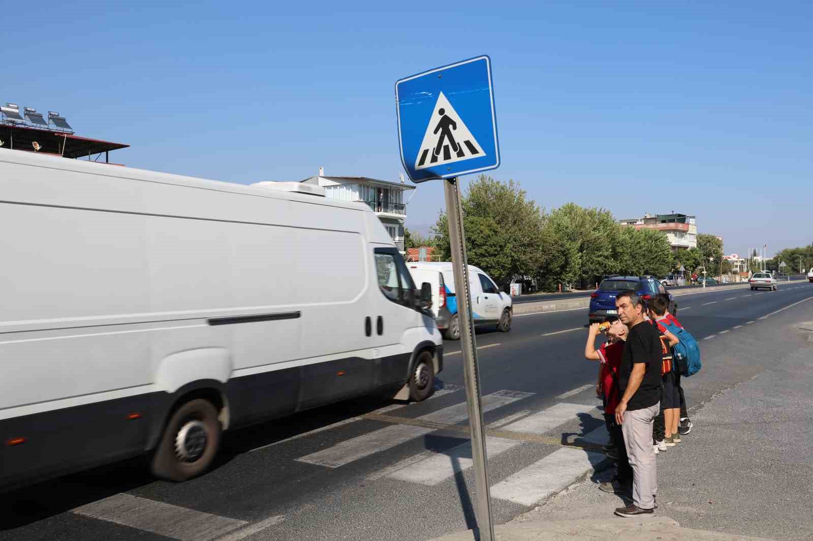 Bu mahallede okula giden çocuklar ve aileleri diken üstünde kalıyor
