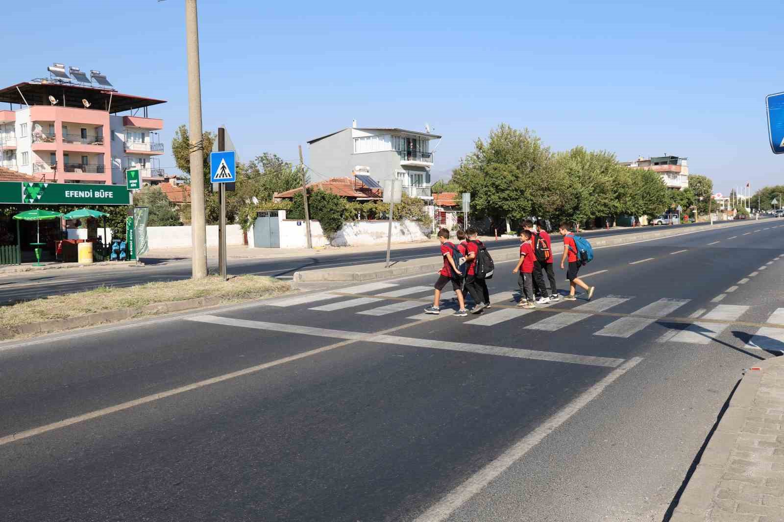 Bu mahallede okula giden çocuklar ve aileleri diken üstünde kalıyor
