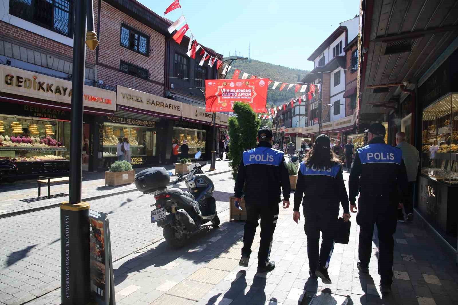 Polis ekipleri dolandırıcılara karşı vatandaşları uyardı
