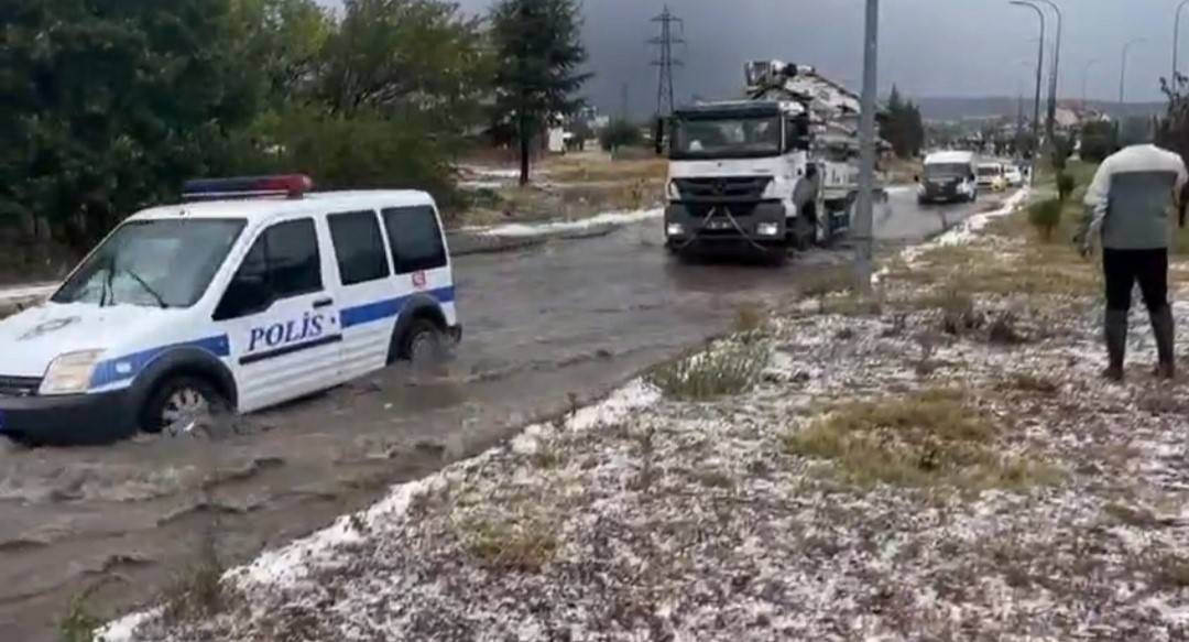 Kütahya’da aniden bastıran dolu ve yağmur, pazarcı esnafına zor anlar yaşattı
