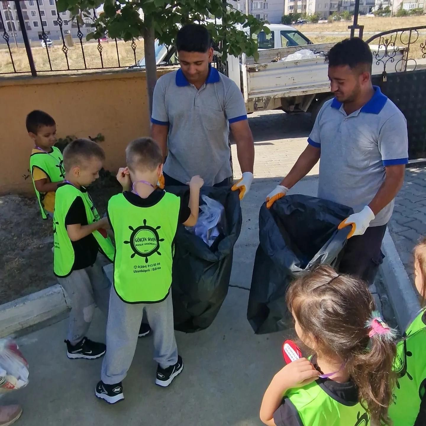 Uzunköprü’de minik öğrenciler çevre temizliği yaptı
