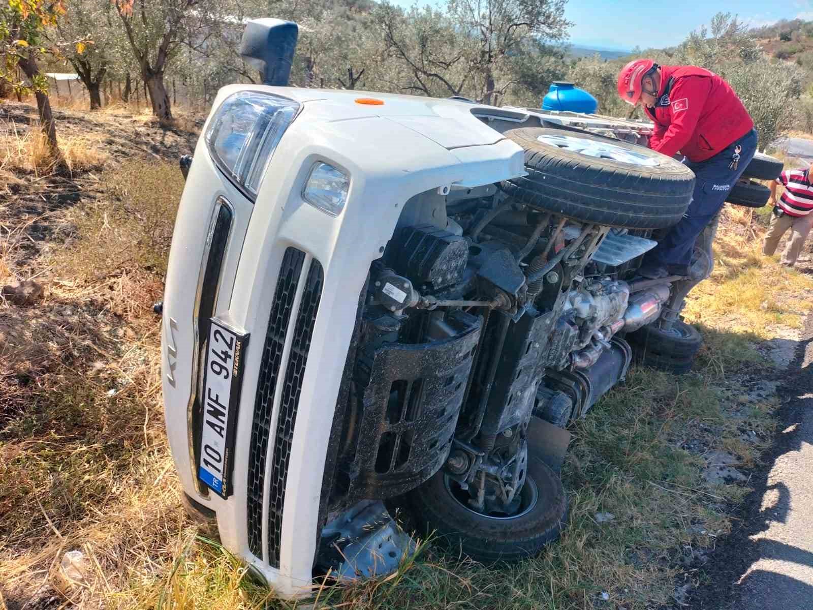 Devrilen kamyonetteki biri bebek 3 kişi yaralandı
