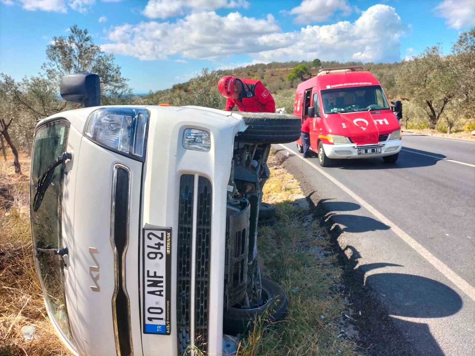 Devrilen kamyonetteki biri bebek 3 kişi yaralandı
