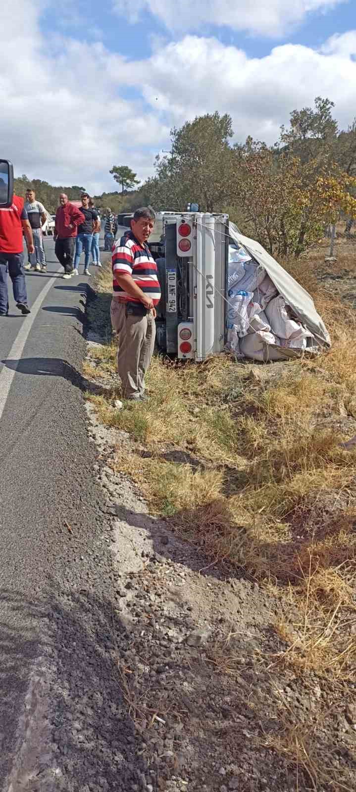 Devrilen kamyonetteki biri bebek 3 kişi yaralandı
