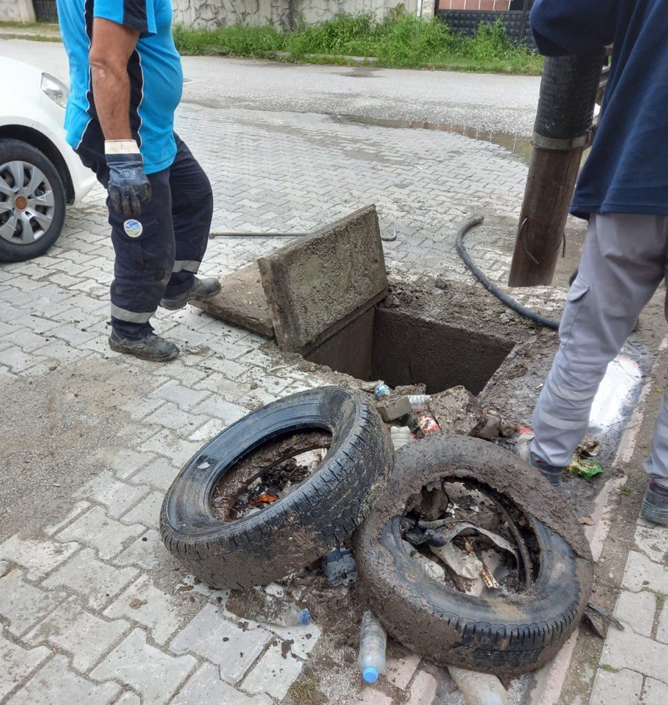 Alt yapı hatlarında temizlik: Kanalizasyon ve yağmursuyu hatlarında araç lastiği, beton parçaları çıktı
