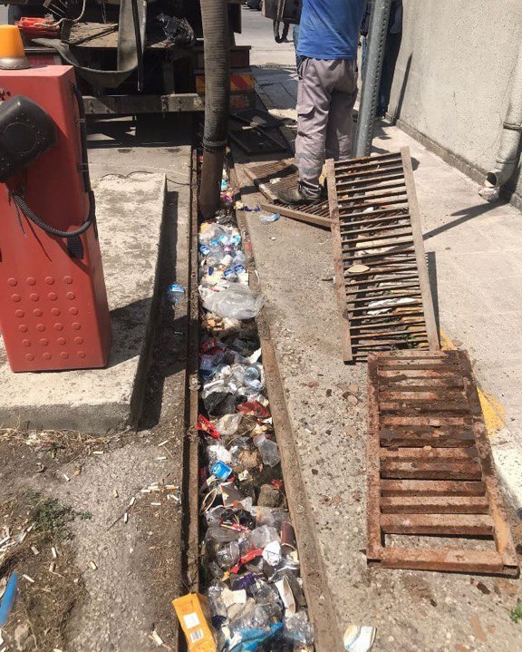 Alt yapı hatlarında temizlik: Kanalizasyon ve yağmursuyu hatlarında araç lastiği, beton parçaları çıktı
