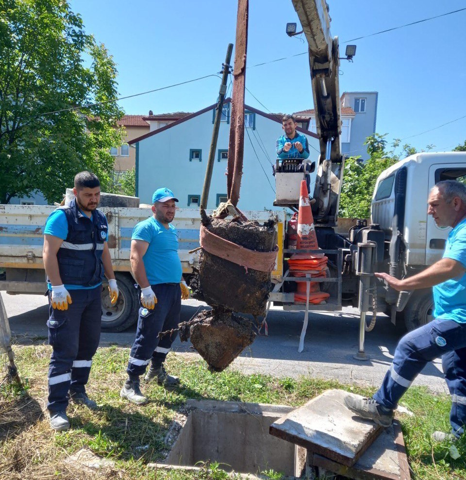 Alt yapı hatlarında temizlik: Kanalizasyon ve yağmursuyu hatlarında araç lastiği, beton parçaları çıktı
