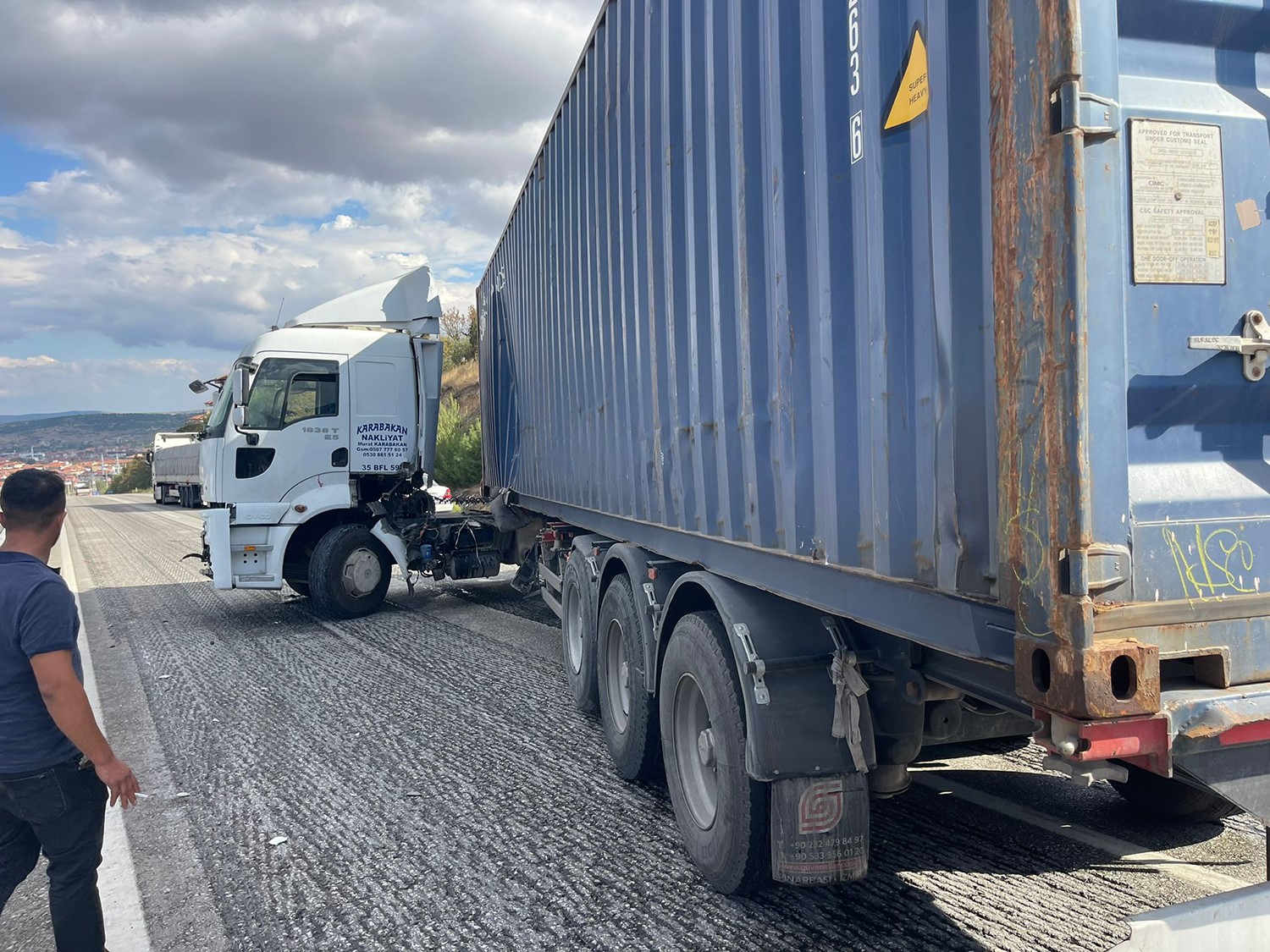 Kontrolden çıkan tır bariyerlere çarparak durabildi: 1 yaralı
