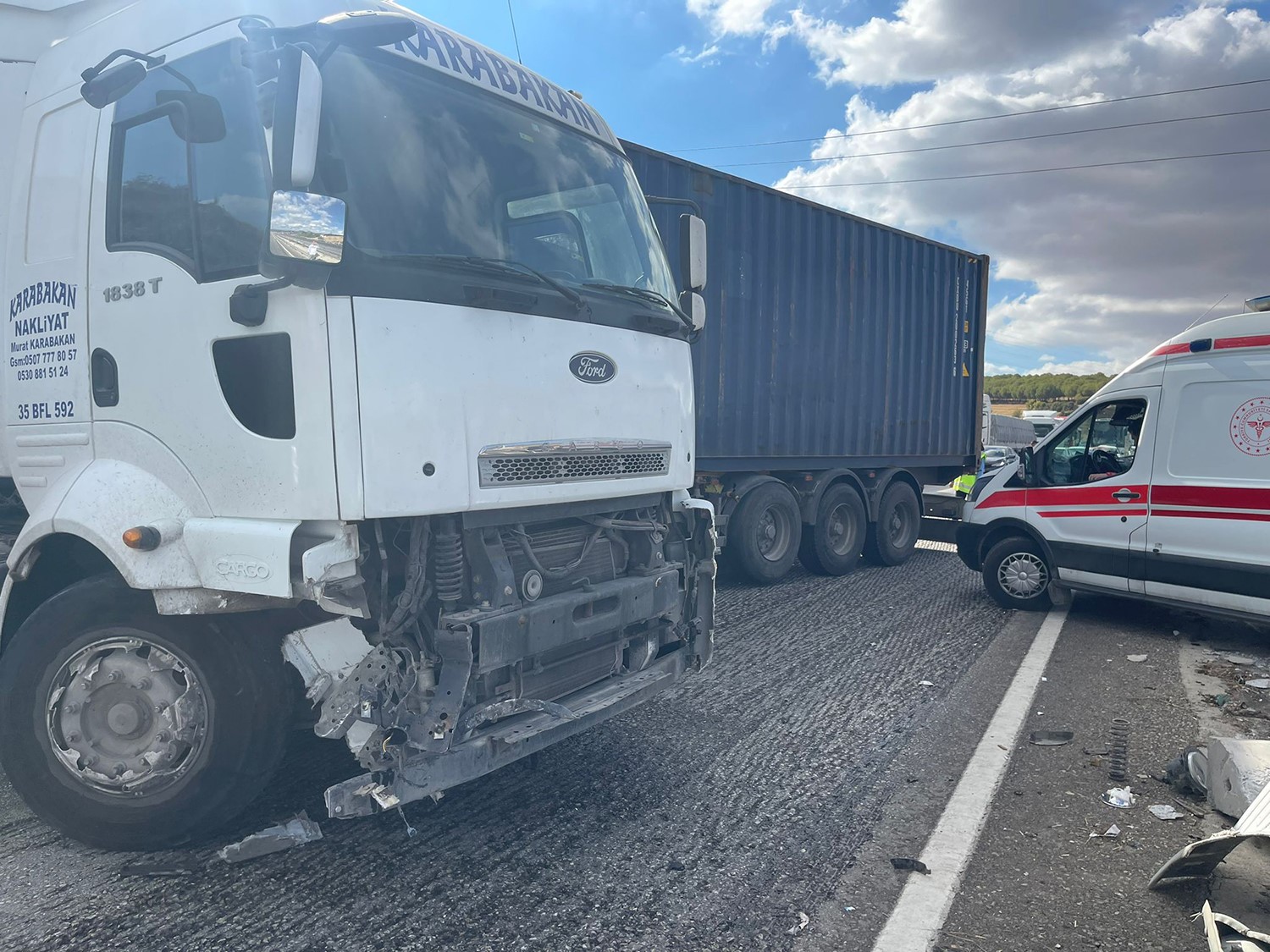 Kontrolden çıkan tır bariyerlere çarparak durabildi: 1 yaralı
