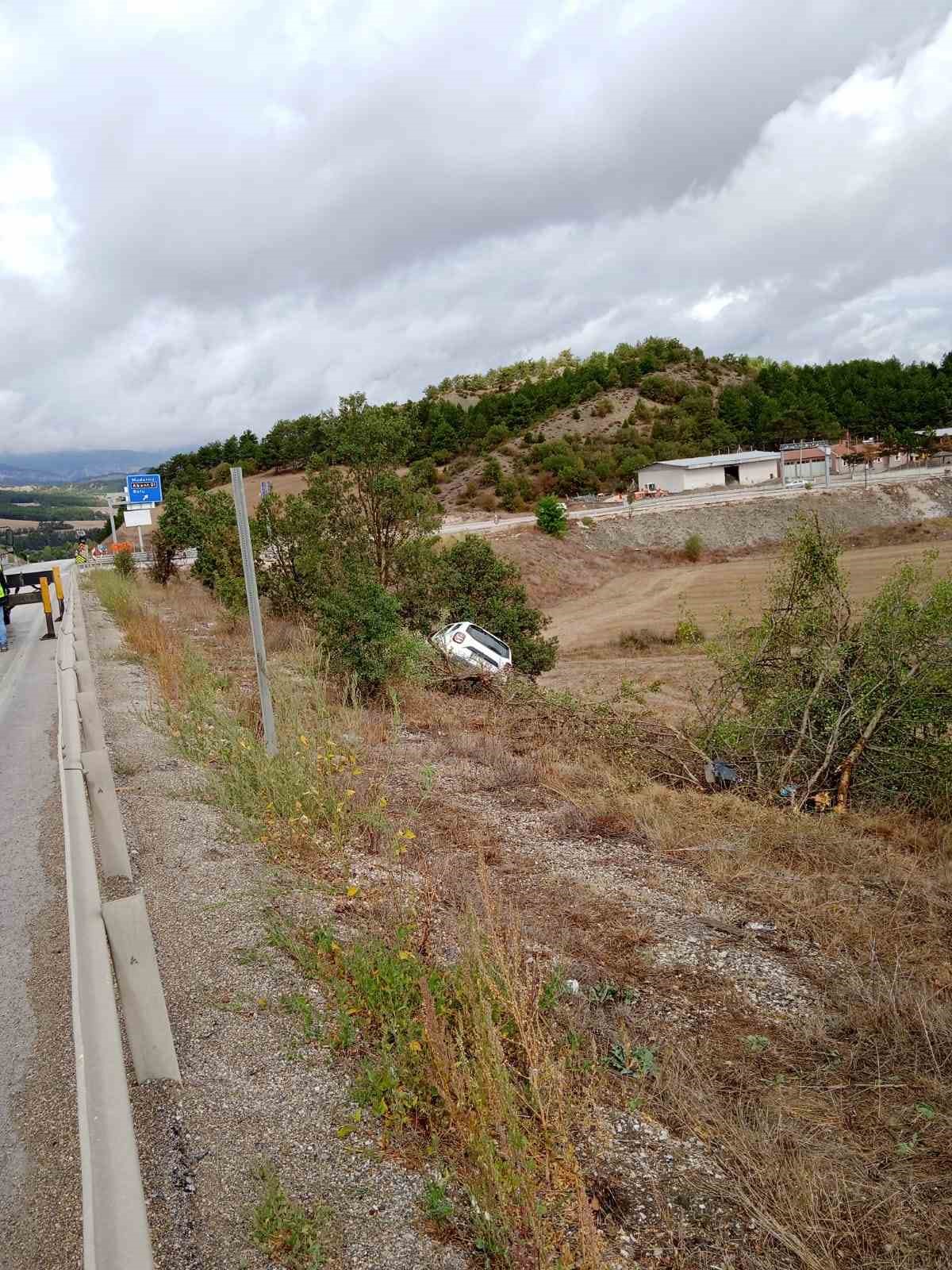 Yoldan çıkan cip devrilmekten son anda kurtuldu
