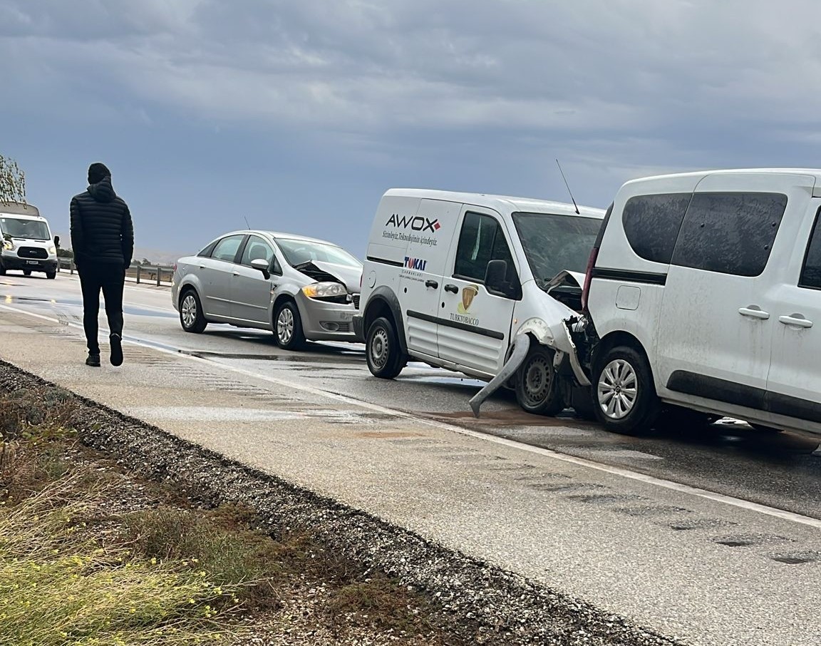 Konya’da toz fırtınasında zincirleme kaza:  6 yaralı
