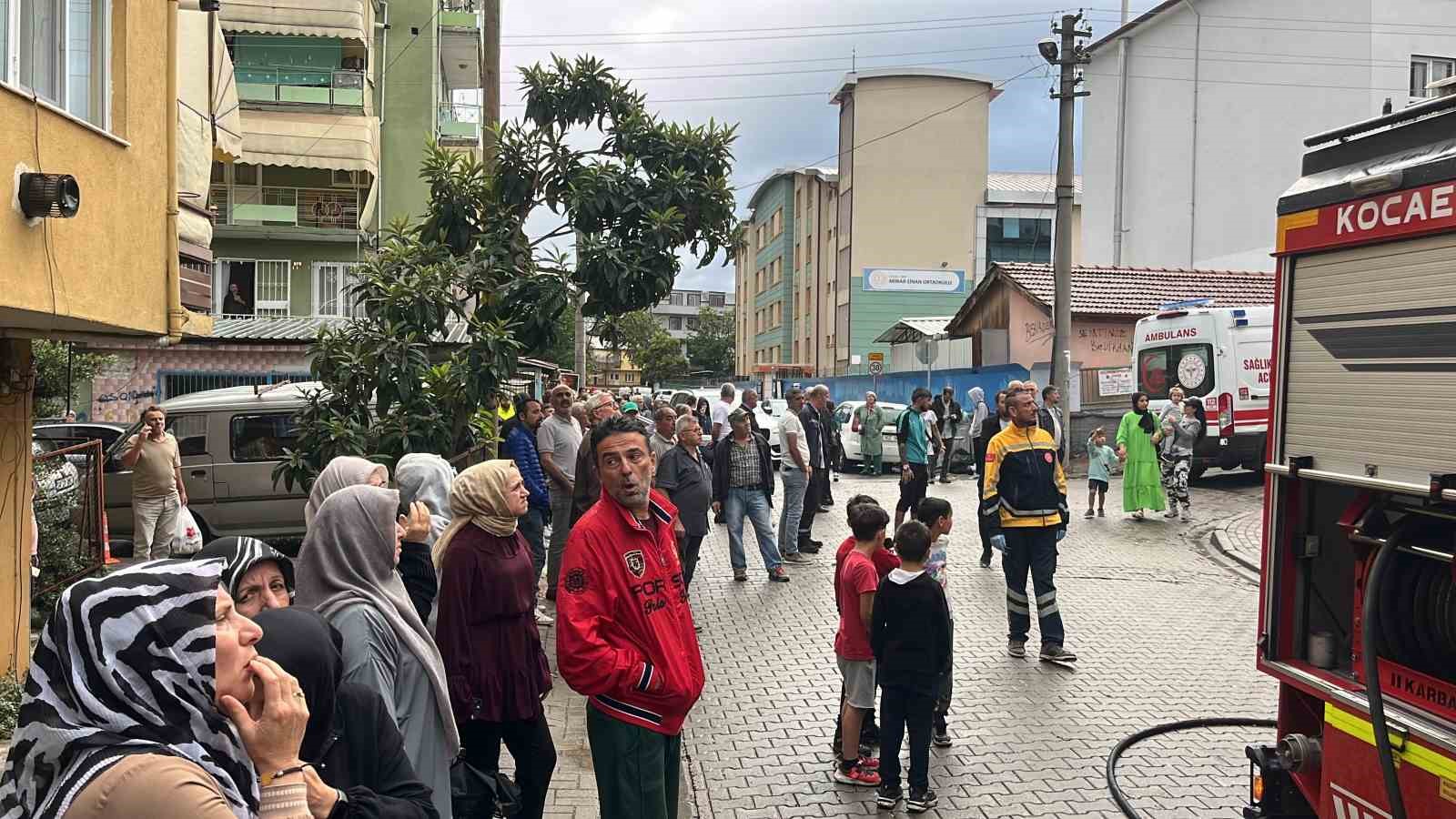 3 katlı binada yangın paniği: Mahsur kalanları itfaiye kurtardı
