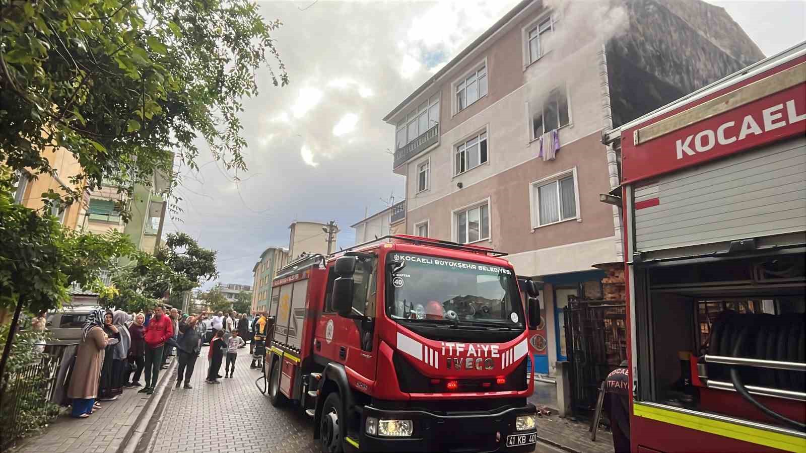 3 katlı binada yangın paniği: Mahsur kalanları itfaiye kurtardı
