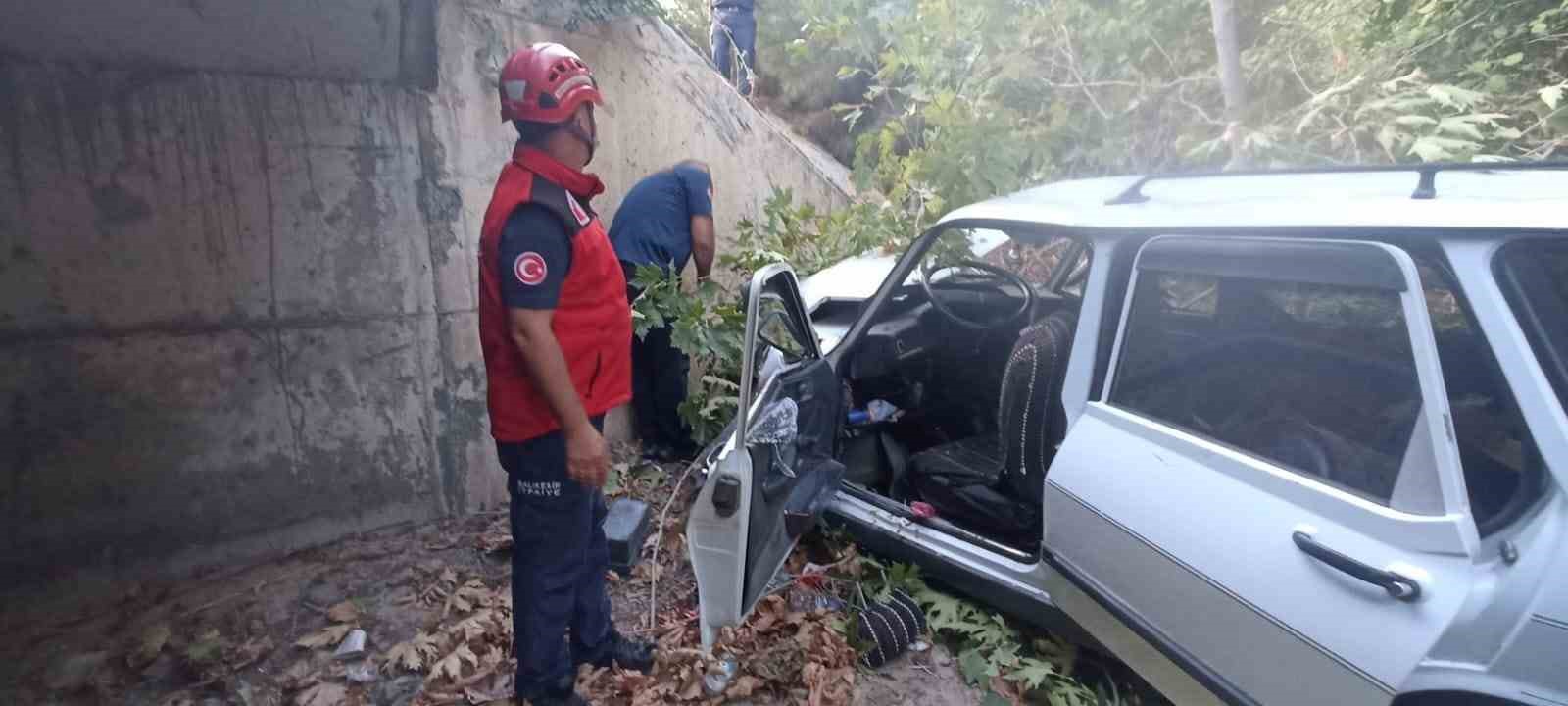 Balıkesir’de otomobil dereye uçtu: 1 yaralı
