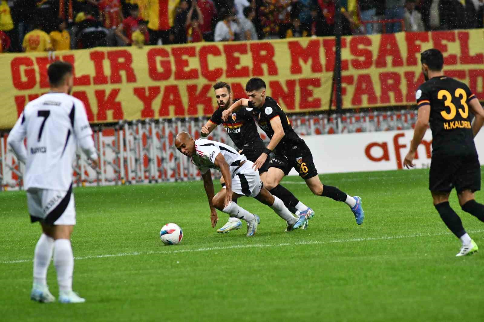 Trendyol Süper Lig: Kayserispor: 0 - Beşiktaş: 0 (İlk yarı)
