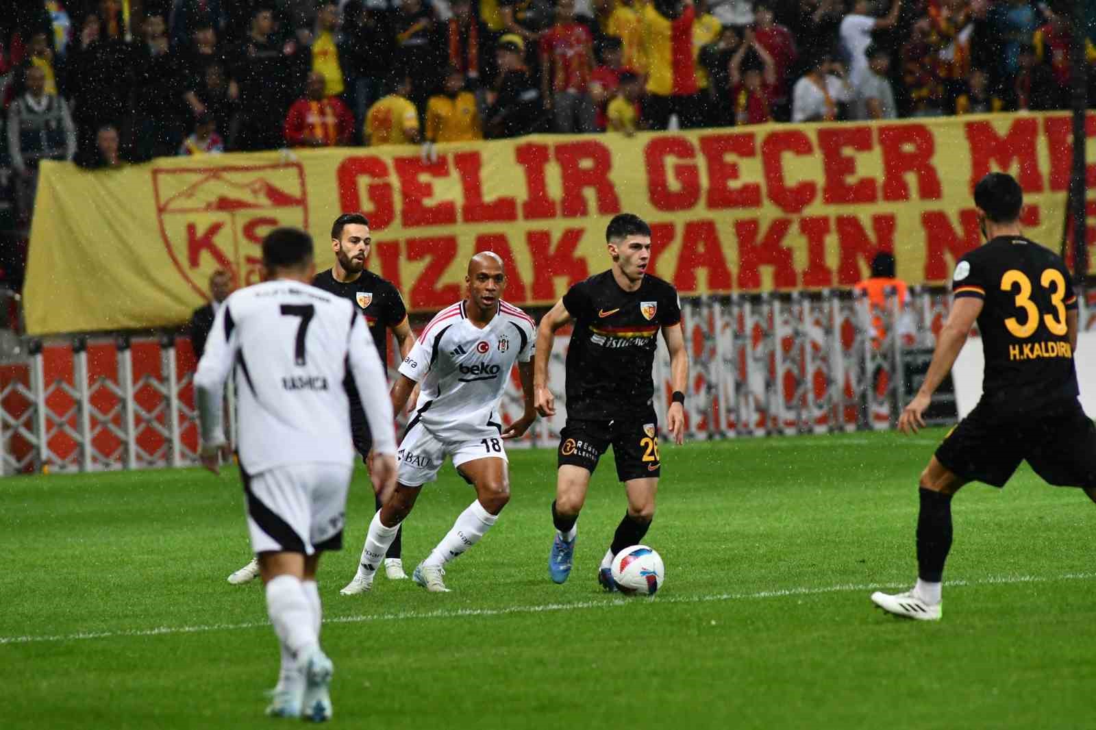 Trendyol Süper Lig: Kayserispor: 0 - Beşiktaş: 0 (İlk yarı)
