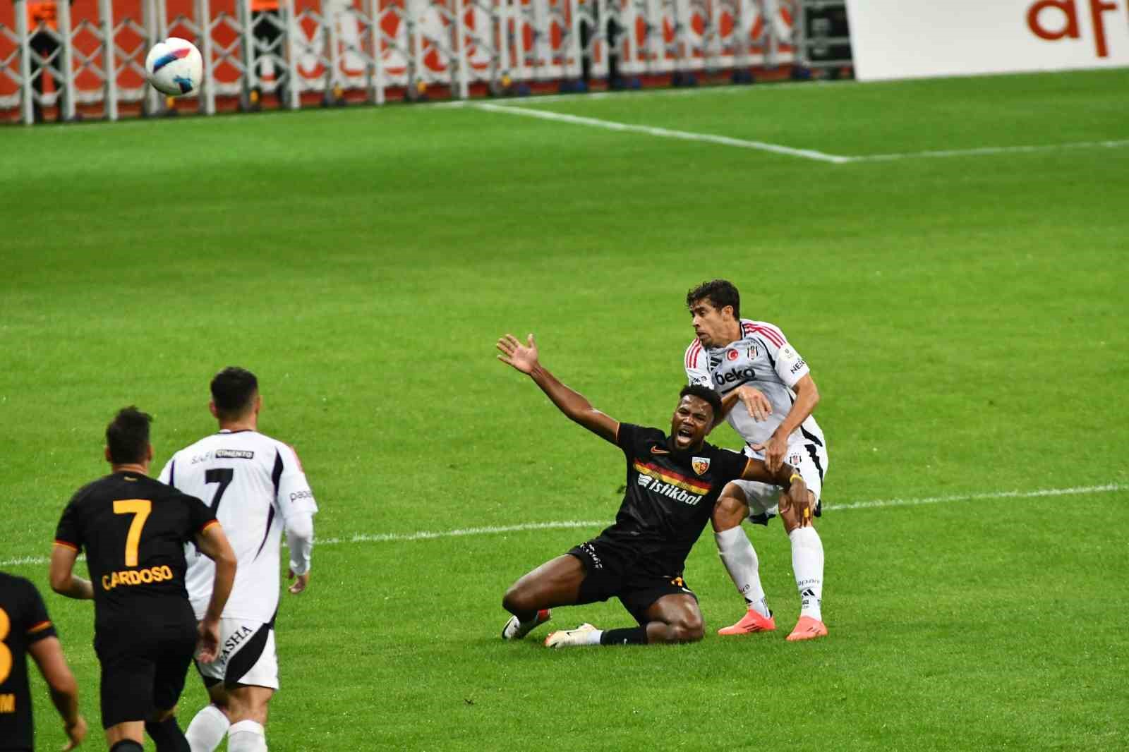 Trendyol Süper Lig: Kayserispor: 0 - Beşiktaş: 0 (İlk yarı)
