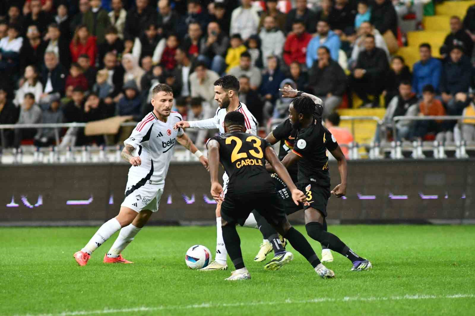 Trendyol Süper Lig: Kayserispor: 0 - Beşiktaş: 0 (İlk yarı)
