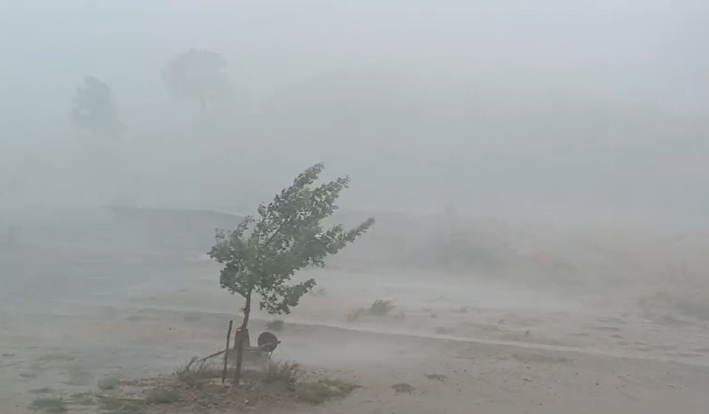 Antalya’da çıkan hortum ev ve seralara zarar verdi
