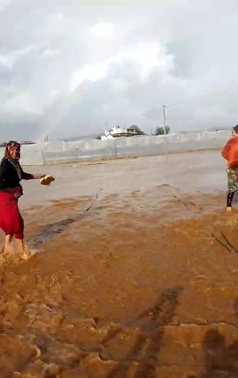 Antalya’da çıkan hortum ev ve seralara zarar verdi
