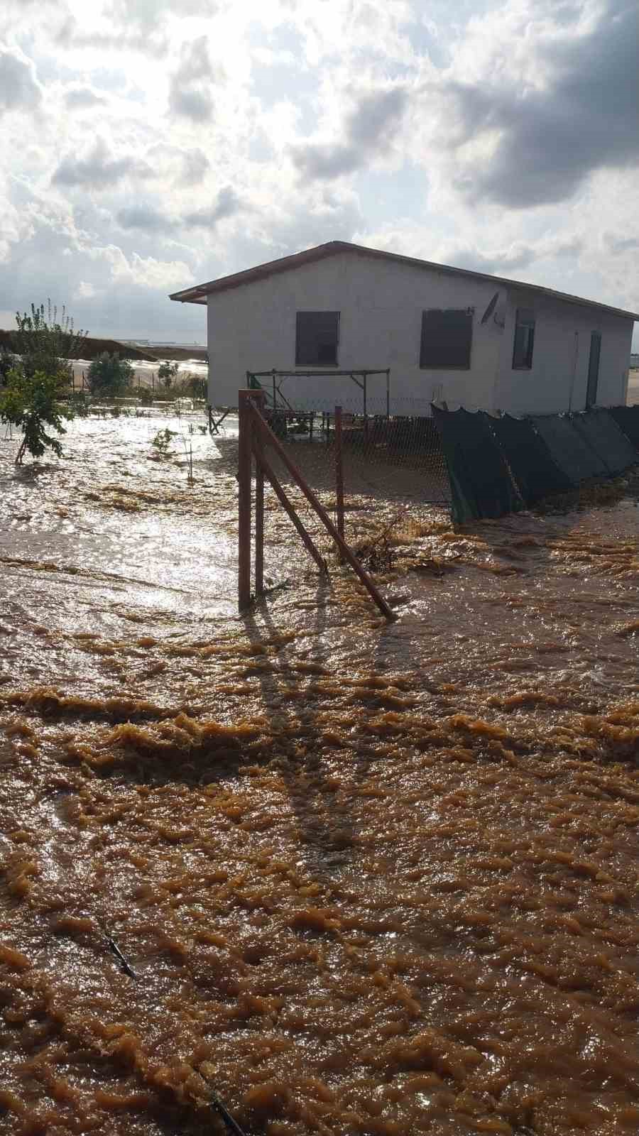 Antalya’da çıkan hortum ev ve seralara zarar verdi
