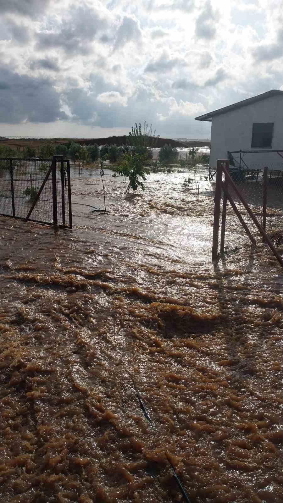 Antalya’da çıkan hortum ev ve seralara zarar verdi
