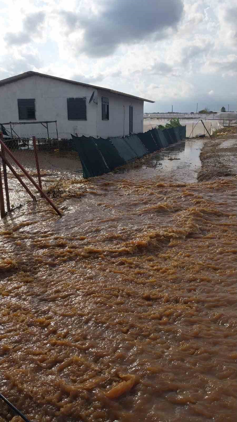 Antalya’da çıkan hortum ev ve seralara zarar verdi
