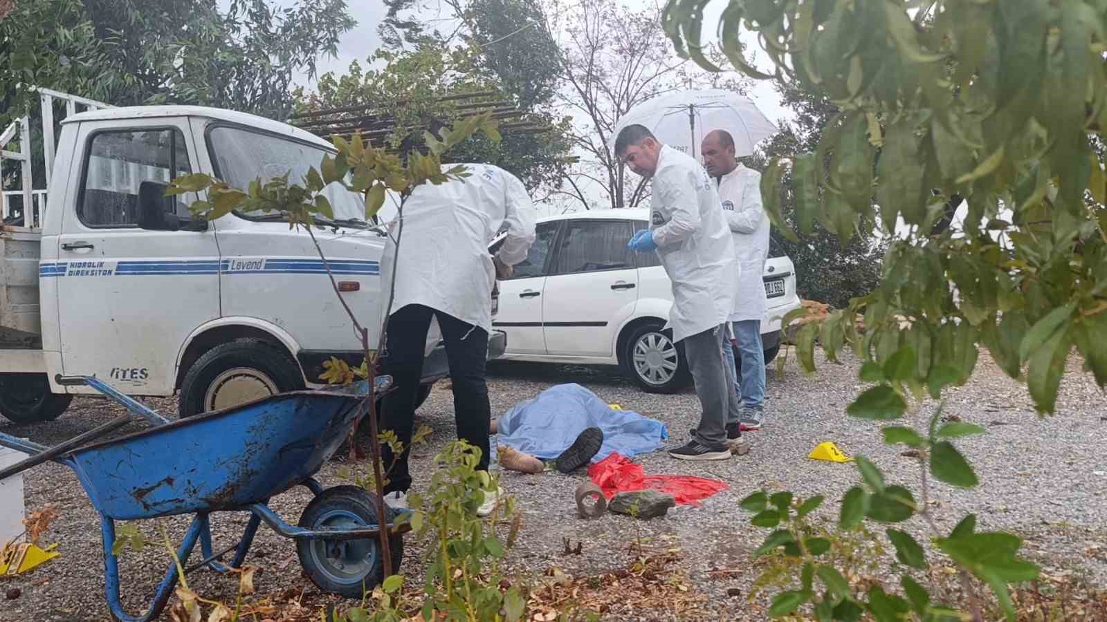 Karısını av tüfeğiyle öldürüp aynı silahla intihar etti
