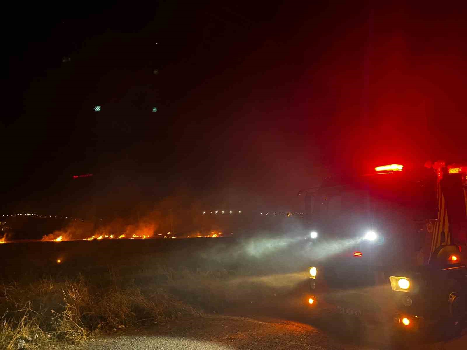 Diyarbakır’da yol kenarındaki anız yangını sürücülere zor anlar yaşattı
