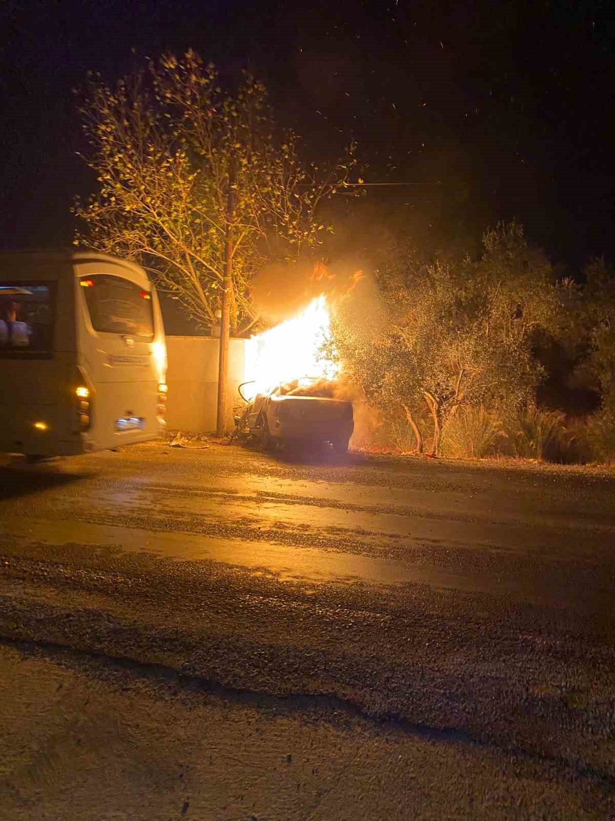 İzmir’de kaza sonrası yanan otomobilin sürücüsü öldü
