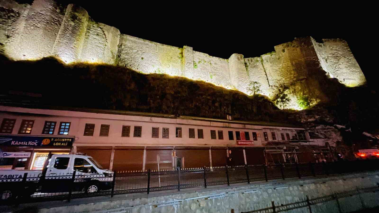 Bitlis Kalesi’nde ışıklandırma çalışması
