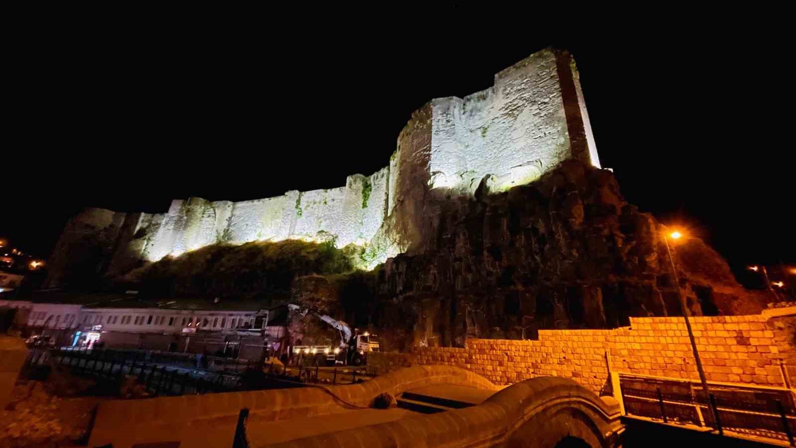 Bitlis Kalesi’nde ışıklandırma çalışması
