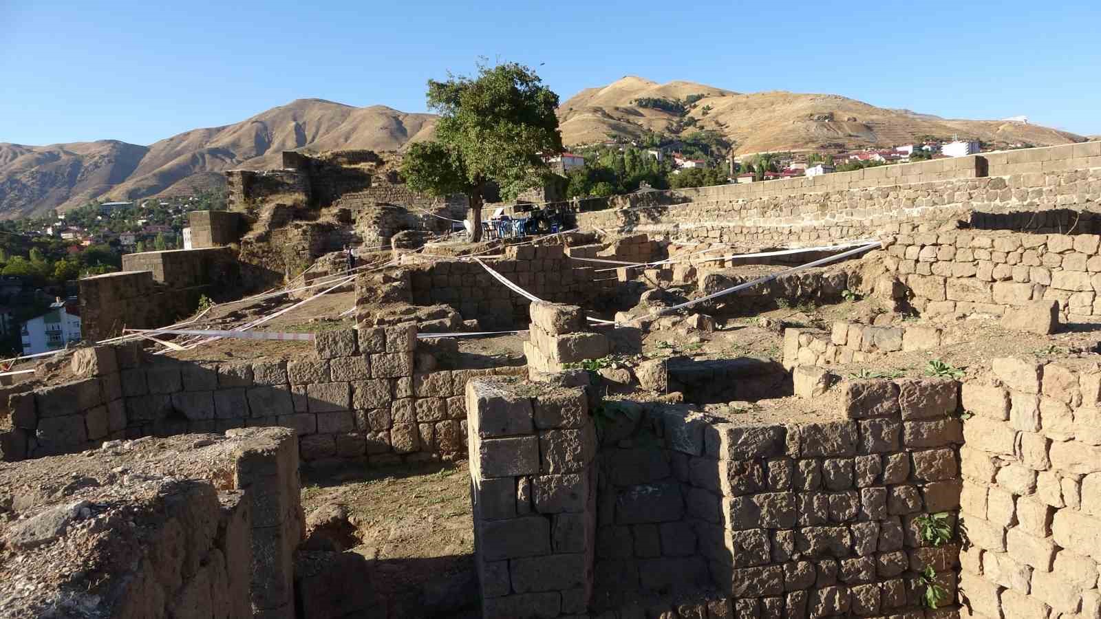 Bitlis Kalesi’nde yapılan kazılarda 500 yıllık su künkleri bulundu
