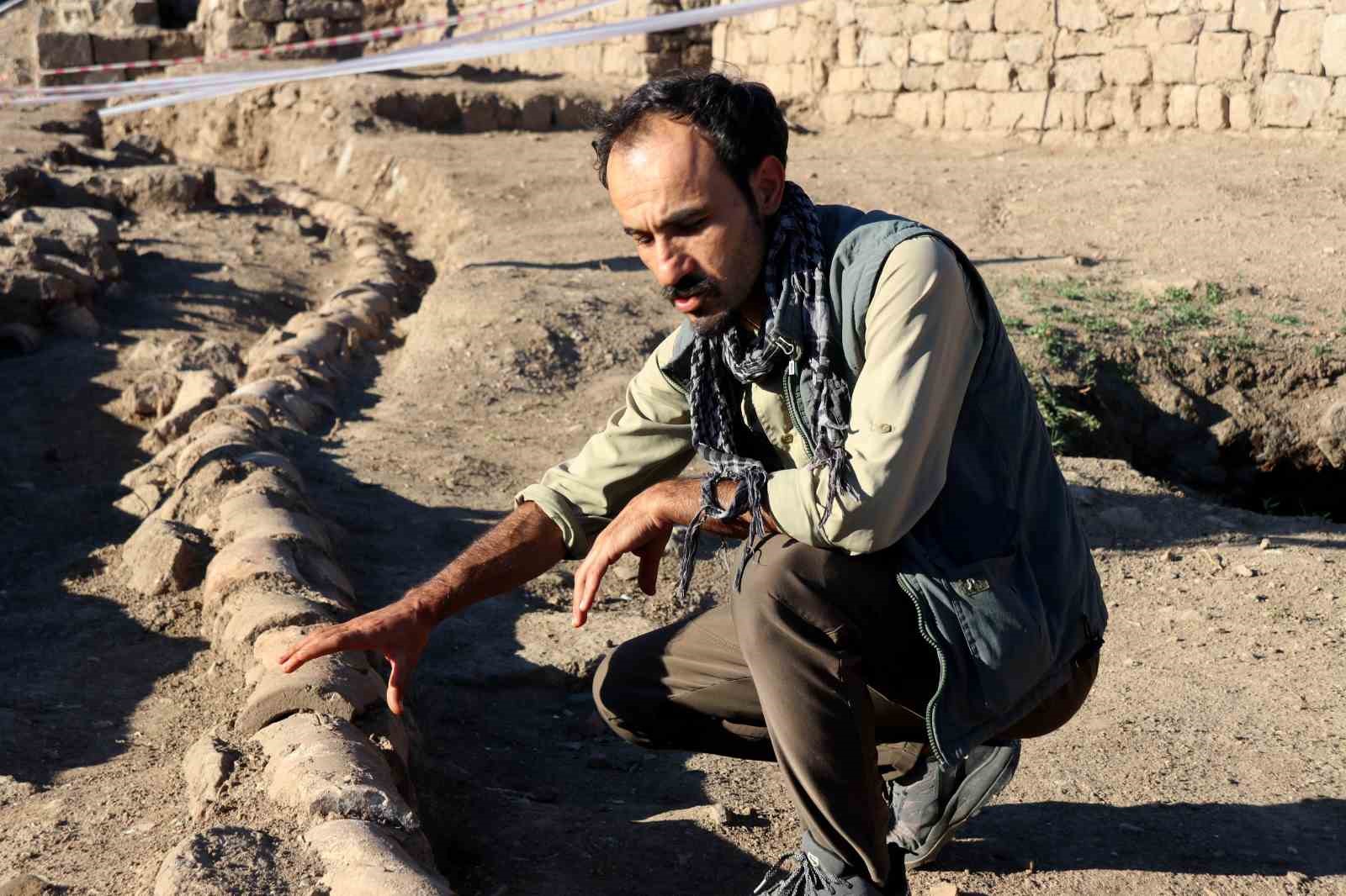 Bitlis Kalesi’nde yapılan kazılarda 500 yıllık su künkleri bulundu
